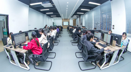 守正創(chuàng)新筑匠心，勇毅前行強(qiáng)技能——2023年廣西職業(yè)院校技能大賽高職組“Web應(yīng)用軟件開發(fā)”賽項(xiàng)在我校成功舉辦